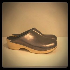 Sven metallic clogs